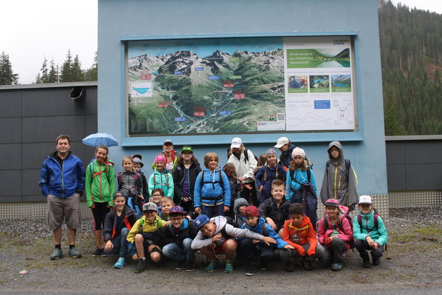 Die Schülerinnen und Schüler der 3. und 4. Schulstufe der VS St. Anton mit EWA-Bereichsleiter Michael Zauser, VS-Pädagogin Andrea Walch, Begleitperson Manuela Gell und VS-Pädagogin Christina Monz. | Foto: EWA St. Anton/Lisi Zangerl