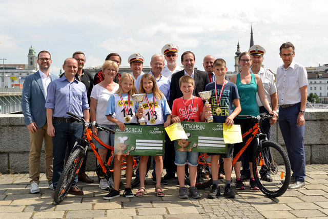 Die Gewinner des ÖAMTC-Bewerbs "Wer ist Meister auf zwei Rädern 2017": Tobias Baumann und Fabian Schwarz (vorne rechts). | Foto: ÖAMTC Oberösterreich