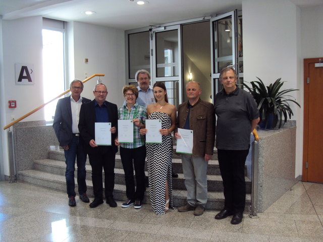 Die Absolventen mit der Prüfungskommission und dem Lehrgangsleiter (v. l.): Franz Berndorfer (AK OÖ), Stephan Schwarz, Edith Mairinger, Lehrgangsleiter Helmut Weiß, Kristina Manojlovic, Rudolf Michael Stranzinger und Rudolf Riegler (FAV OÖ). | Foto: Wifi