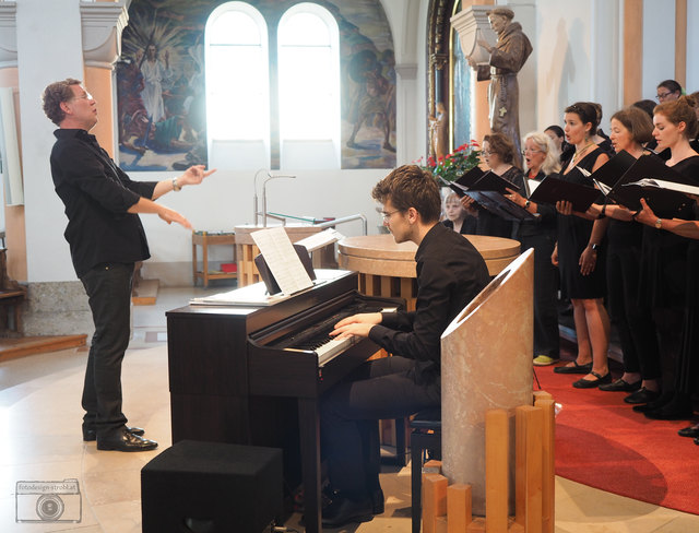 Mozartchor mit Dirigent Stefan Mohr und Pianist Andrei Gologan. fotodesign-strobl.at