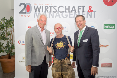 Sonnentor-Gründer Johannes Gutmann (Mitte) mit Studienbereichsleiter Dietmar Brodel (rechts) und Reinhard Iro (links), Vorstandsmitglied FH Kärnten
