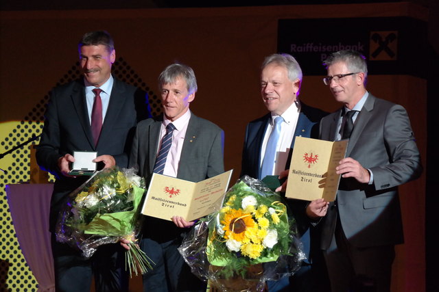 Ehrungen für langjährige Mitarbeiter: Josef Fritz (2. v.l.) und Gottlieb Rudigier (3.v.l.) mit Wolfgang Moosbrugger (Obmann des Raiffeisenverbandes Tirol, li.) und Martin Lorenz (Obmann der Raiffeisenbank Paznaun, re.) | Foto: Raiffeisenbank Paznaun