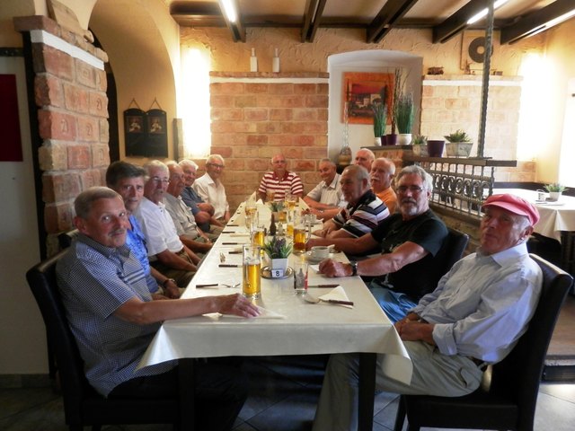 Geburtstagsfeier mit: Ernst Anton Hihlik ( 60), Kampitsch Richard, Engelmaier Walter, Günter Haberler; Steiner Karl, Woschitz Robert, Koller Hans, Engelmeier Karl, Lechner Manfred, Bancsich Felix, Wildzeiss Walter, Pehm Johann; Josef Schmidt;