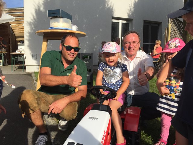 Celine Krupa gewann einen Steyr Trettraktor. | Foto: gschäft’l