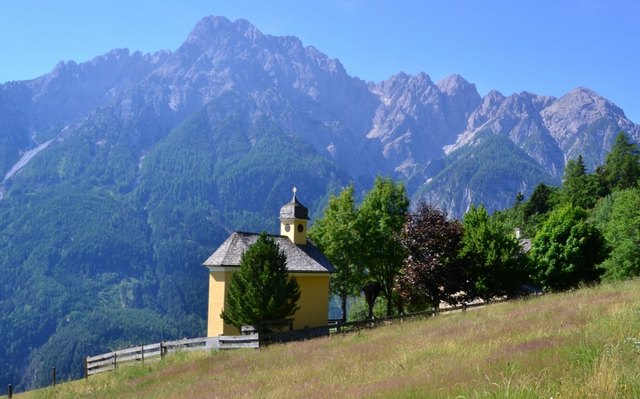 Es ist eine leichte sehr schöne Wanderung vom Schloß Bruck zur Reiteralm. Ein schöner Flecken Erde mir Blick zu den Lienzer Dolomiten