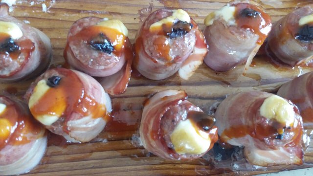 Faschiertes vom Tiroler Rind mit Dörrpflaumen und Käse gefüllt im Speckmantel