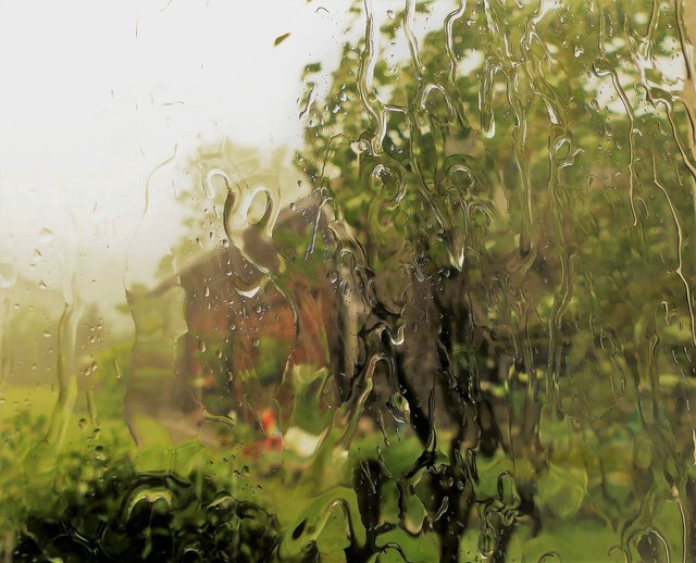 Bei Gewitterstürmen beginnen die Wassermassen am Fenster zu malen!