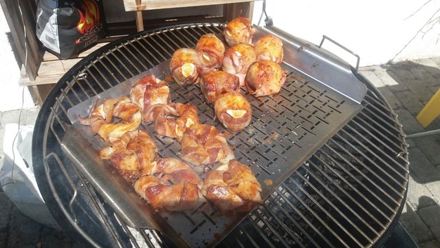 Zwiebelringe im Speckmantel / Eier im Speckmantel - aus dem Watersmoker wurden serviert auf  gemischtem Blattsalat