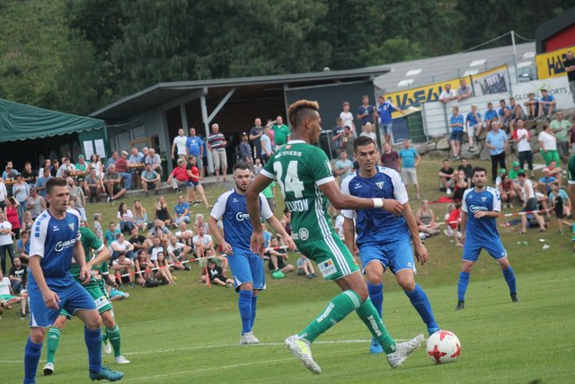 Joelinton am Ball, dahinter Hannes Stöger vom Tsv Meisl Grein