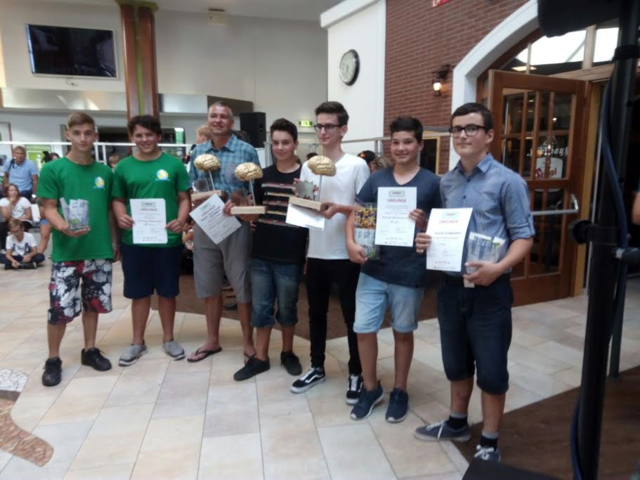 Stolze Schüler – stolzer Lehrer: Die jungen Techniker mit ihrem Lehrer Joachim Felgitscher. | Foto: NMS Schörfling