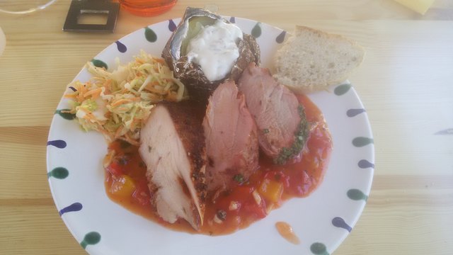 Puten-Pastrami & Schweinsfilet im Kräutermantel aus der 'Lok' Smoker  auf Paprikaletscho. Dazu Folienerdäpfel mit Aioli und Knoblauchbrot.