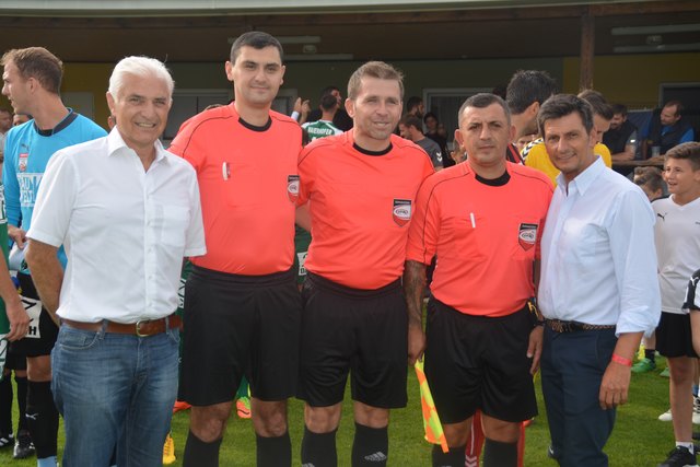 Das Schiedsrichterteam rund um Roland Braunschmidt (Mitte) wurde flankiert von Roland Fürst und LT-Präs. Christian Illedits