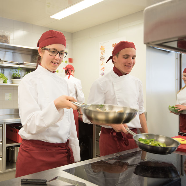 Lea Trauner und Andre Steiner beim Einsatz am Herd in der Tourismusschule Bramberg. | Foto: Foto: Bryan Reinhart