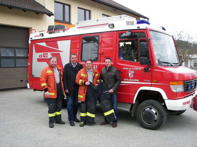 Autohaus-Chef Roland Daxl mit FF-Kommandanten Josef Nussbaumer und seinem Stellvertreter Christian Schwung sowie Bürgermeister Klaus Höllerl. | Foto: Josef Nussbaumer