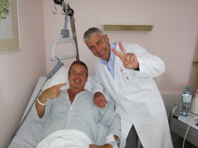 Udo Huber nach seiner Hüftoperation im evangelischen Krankenhaus mit seinem Arzt Thomas Müller, der bereits beim Wiener Sportklub sein Teamarzt war. | Foto: Udo Huber privat