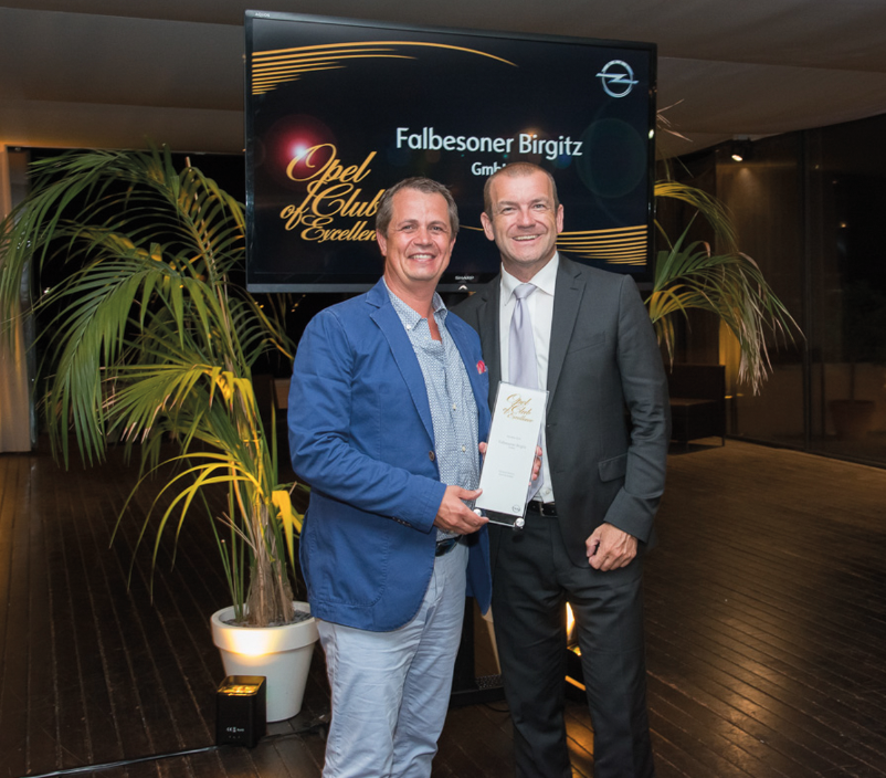 Walter Falbesoner durfte so wie im Vorjahr den OCOE-Award von Mag. Alexander Stuckler entgegennehmen.