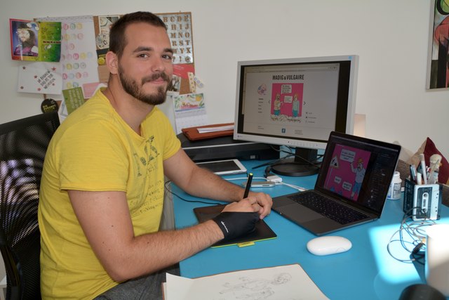Andreas Rohrböck beim Zeichnen am Computer.