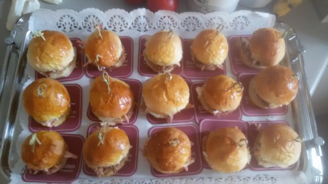 Pulled pork - nach 24 h aus dem WaterSmoker - im Burgerbrötchen mit ColeslawSalat ( für das Schulabschlußfest der NMS)