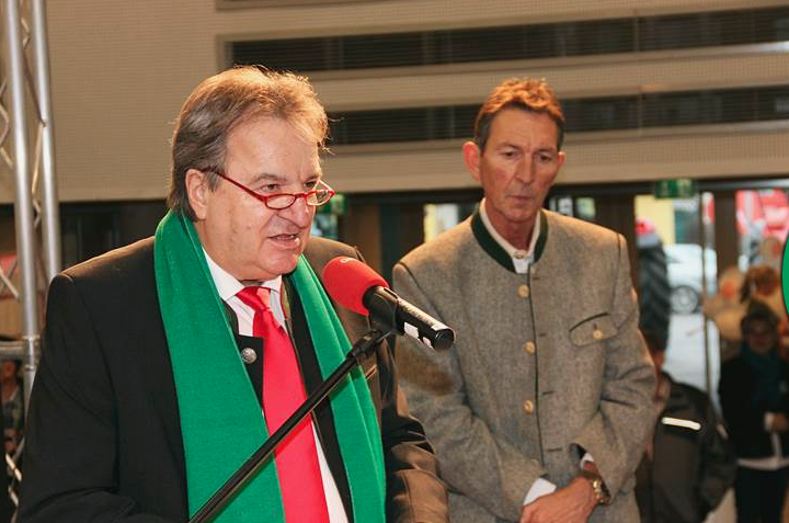 Obmann Josef Kopplinger bei der Eröffnung der Traktorschau im Jahr 2015, rechts: ORF-Moderator Wolfgang Hüttner.