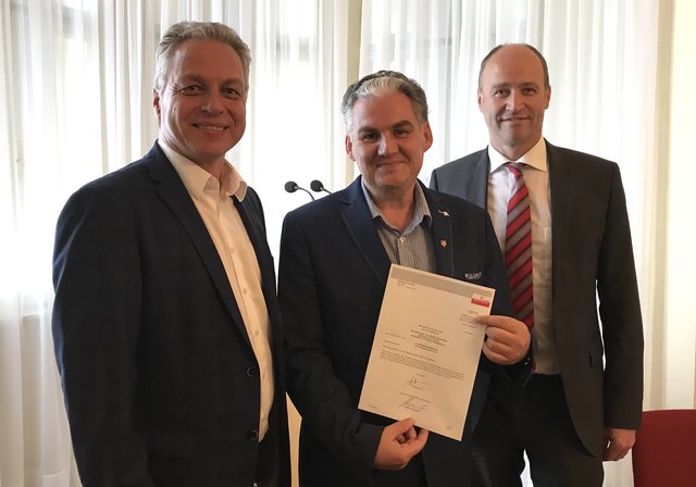 Bürgermeister Franz Stefan Karlinger (li.) und Bezirkshauptmann Manfred Hageneder (re.) mit dem frischgebackenen Vizebürgermeister Christian Dirnberger (Mi.)