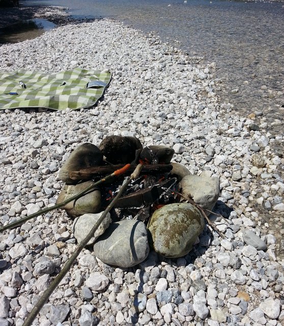 Gemütliches Grillen am Wasser