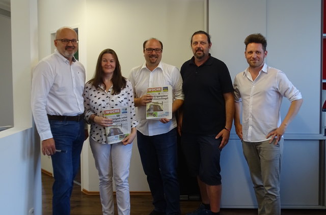 WOCHE-Geschäftsstellenleiter Robert Grabner, Karin Doppelbauer, Trummer, Zajelsnig, Redakteur Markus Kopcsandi (v.l.).