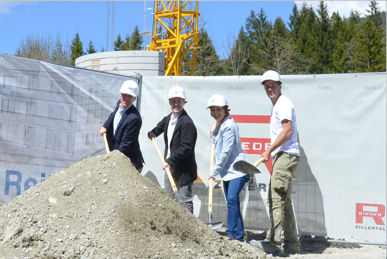 Feierstimmung im Ortsteil „Auland“. 9 Wohneinheiten werden bis Sommer 2018 fertiggestellt. Bürgermeister Hiltpolt nahm vor kurzem den Spatenstich vor. Im Bild v.l. Mag. Dominik Hiltpolt, BM Ing. Thomas Mauracher, Gabriele Rieder und Polier Thomas Mölk schaufeln um die Wette