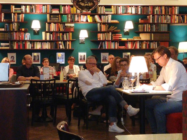 Frank stellte sein neues Buch "Die Welt zwischen Null und Eins" vor.