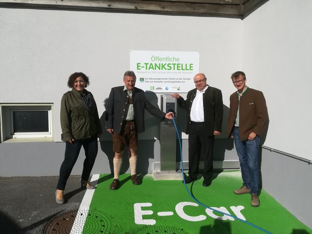 Eröffnung der E-Tankstelle durch Christine Pollhammer, Erwin Gruber, Peter Raith und Martin Auer auf der Teichalm.