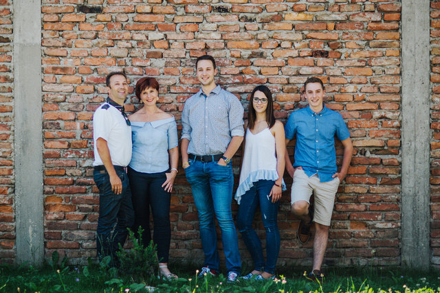 Bei Familie Lanner packen alle mit an: Andreas und Iris Lanner mit den Kindern Sebastian, Stefanie und David | Foto: KK/privat/Lanner