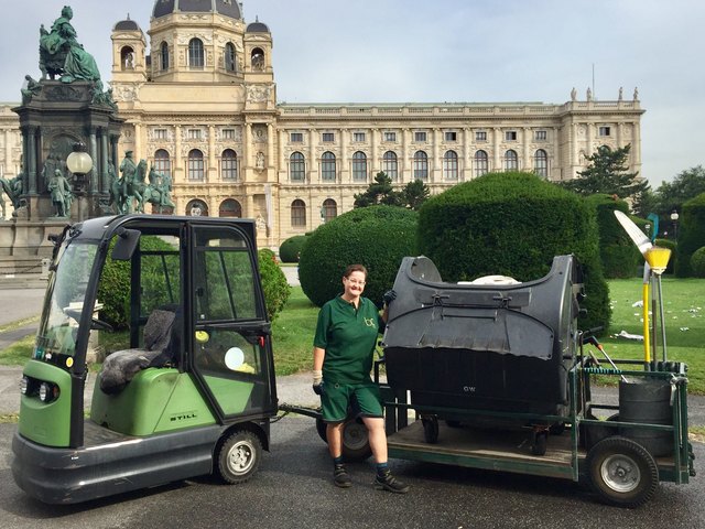 Anita Lachner (44) sorgt seit fast 20 Jahren täglich dafür, dass Volksgarten, Burggarten und Heldenplatz nicht im Mist untergehen.