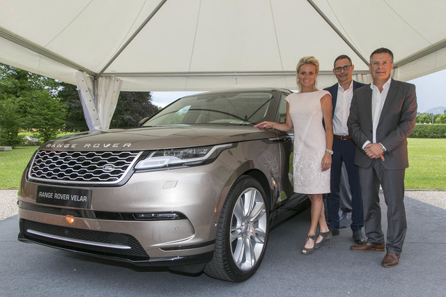 Markenbotschafterin Alexandra Meissnitzer, Verkaufsleiter Arnold Mayr und AutoFrey-GF Josef Roider (im Bild von links) mit dem neuen Velar. | Foto: Auto Frey/Wildbild