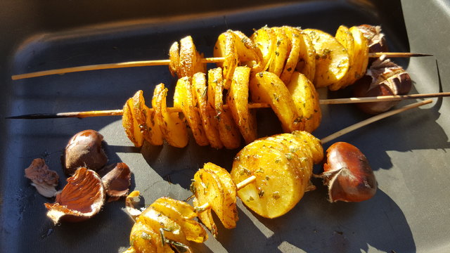 Kartoffelspiralen am Spieß mit Kastanien
