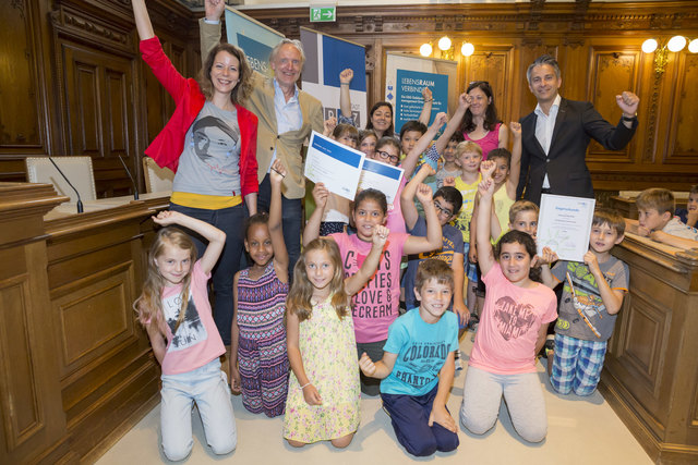 Freude: die Stadträte mit den Kindern bei der Prämierung | Foto: Stadt Graz/Fischer