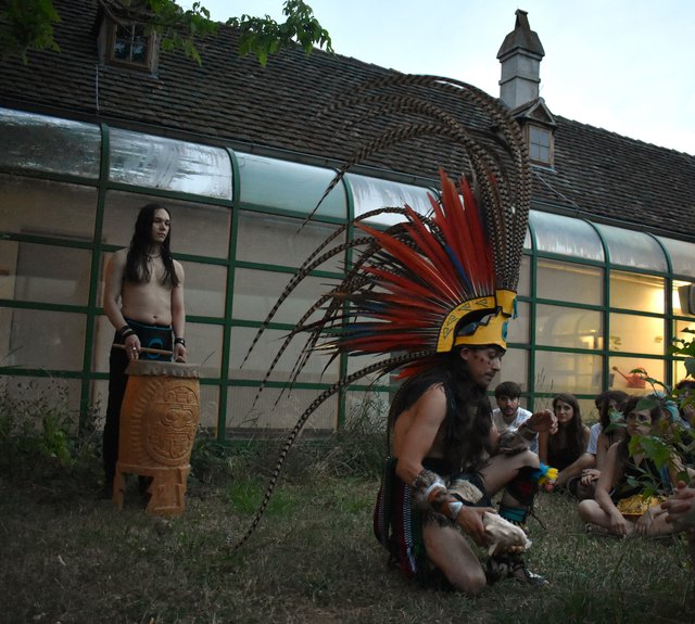 Gruppe Los Mexikas:Gruss an Mutter Erde-Aztekenritual in Nahuatl-Sprache der Azteken mit Häuptling Mauricio Aceves Omana