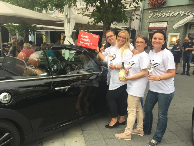 MINI-Fans Beatrix Drennig und Petra Harkamp gemeinsam mit Ranko Antunovic und Martina Roth.