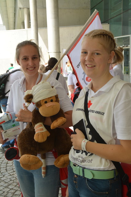 Mit Maskottchen vor der SOWI