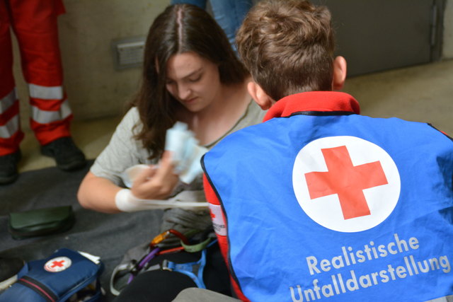 Achtung: Alle auf den Bildern dargestellten Unfälle oder Verletzungen sind das Werk der "Realistischen Unfalldarstellung"-Gruppe des RK Tirol, wirken also echt, sind's aber nicht.