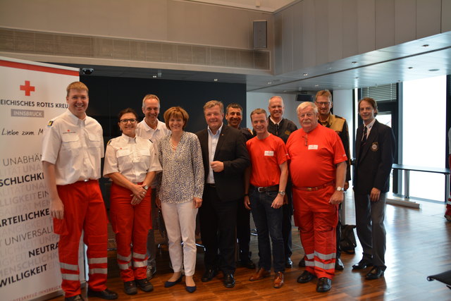 Landesrat Bernhard Tilg und Bürgermeisterin Christine Oppitz-Plörer machten sich gemeinsam mit Vertretern der Blaulichtorganisationen vom Rathaus aus auf und sich selbst ein Bild vom Bewerb.
