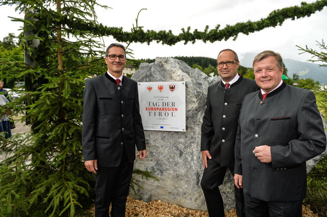 Südtirols LH Arno Kompatscher, Bgm. Benedikt Erhart und LR Bernhard Tilg enthüllten den Gedenkstein der Europaregion Tirol.