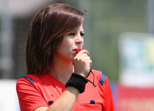 Lena Hirtl kämpfte sich als Schiedsrichterin in einer Männerwelt schon bis zur Oberliga durch, dort soll aber nicht Schluss sein: Die Deutschlandsbergerin träumt von einer FIFA-Karriere. | Foto: Franz Krainer