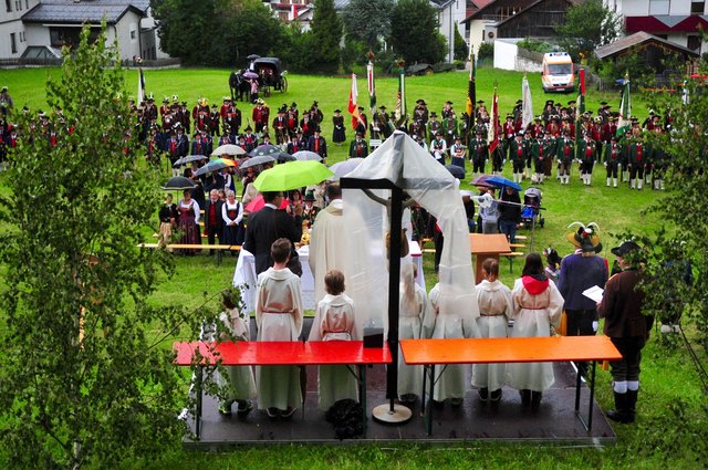 Die Feldmesse war von strömenden Regen begleitet – der festlichen Stimmung tat dies aber keinen Abbruch.