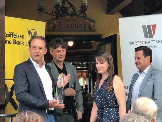 Andreeas Herz überreicht Katja Kipperer, hier mit Hannes Nestler und Kurt Egger, den Peter Kalcher-Award.