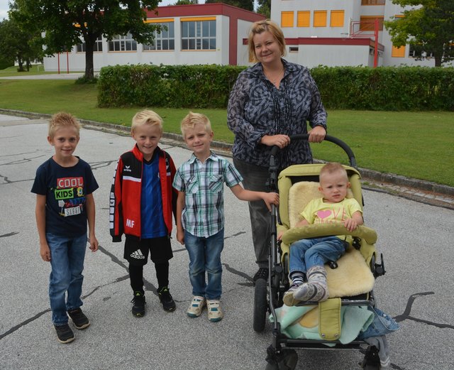 Kevin, Mathias, Patrick, Mama Cornelia mit Isabelle