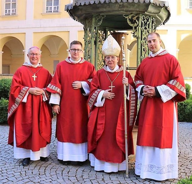 (v.l.n.r. Weihbischof Anton Leichtfried, Diakon Paul, Bischof Klaus Küng, Diakon Christoph)