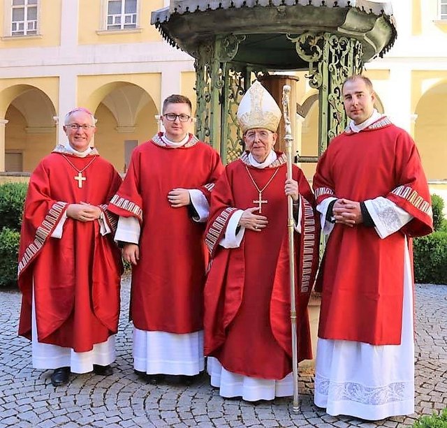 (v.l.n.r. Weihbischof Anton Leichtfried, Diakon Paul, Bischof Klaus Küng, Diakon Christoph) | Foto: Diözese St. Pölten