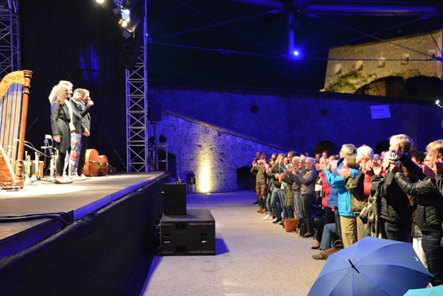 Standing Ovations eines durchgefrorenen, aber musikalisch bestens vom Herbert Pixner Projekt verwöhnten Publikums auf der ausverkauften Festung Kufstein.