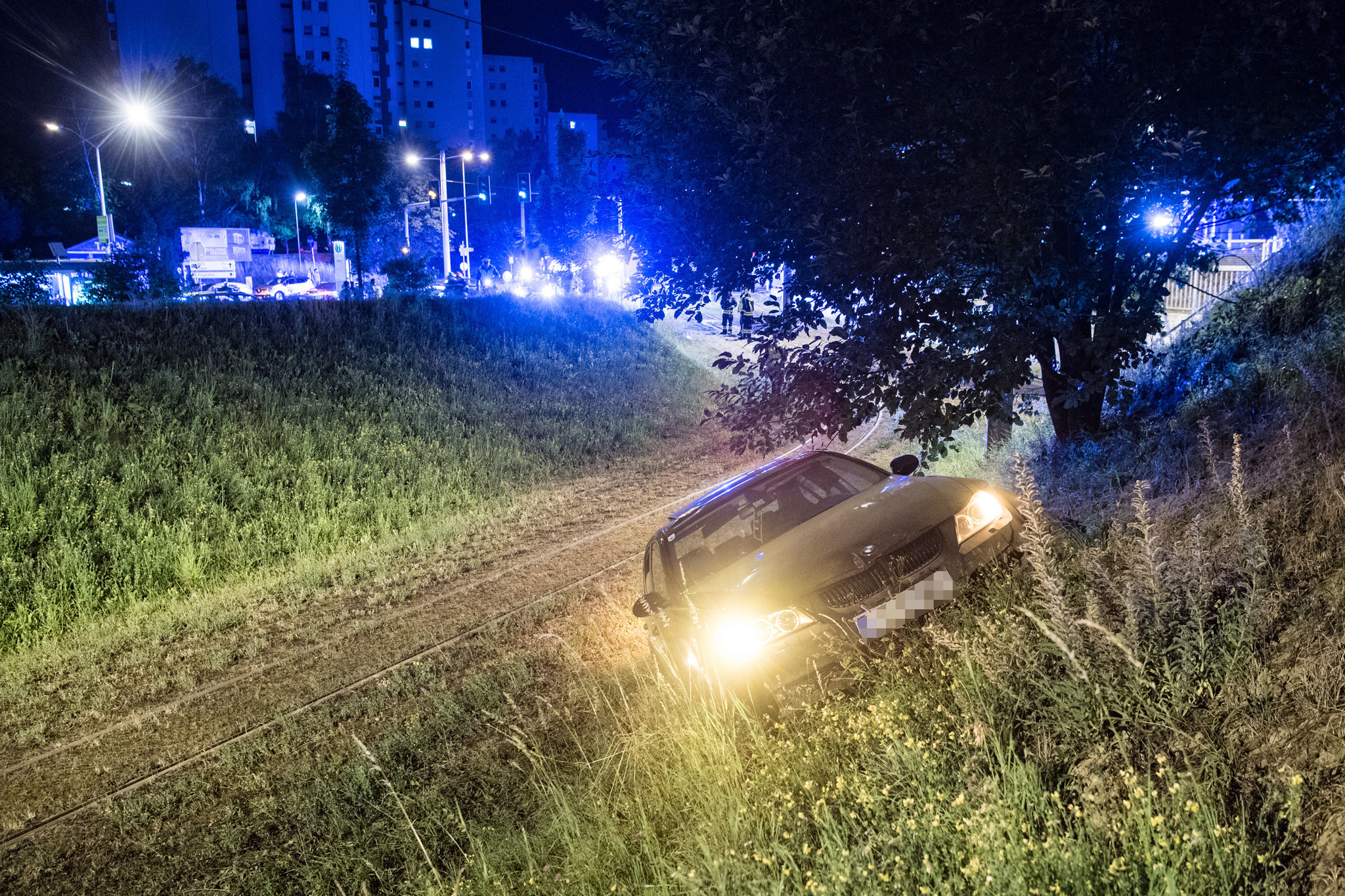 Auto "fliegt" von der Straße Vier Verletzte in Leonding LinzLand