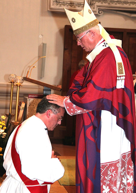 Erzbischof Franz Lackner legte Hauser die Hände auf. | Foto: EDS