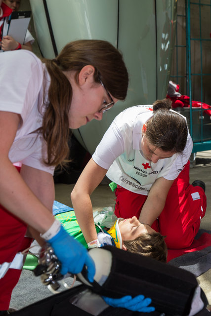 Von den angehenden Sanitäterinnen wird einiges erwartet | Foto: Rotes Kreuz Tirol/Mader